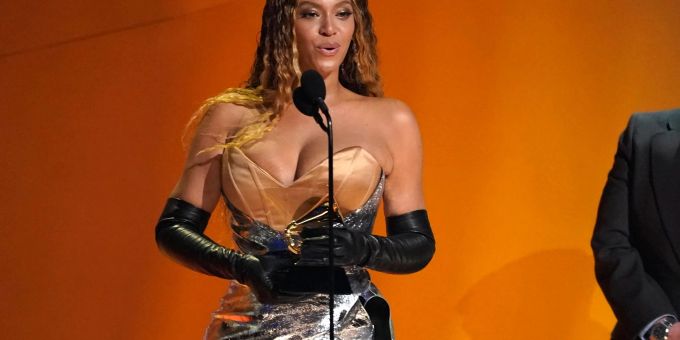 Beyoncé nimmt den Preis für das beste Dance/Electronic Music Album entgegen. Beyoncé nimmt den Preis für das beste Dance/Electronic Music Album entgegen.