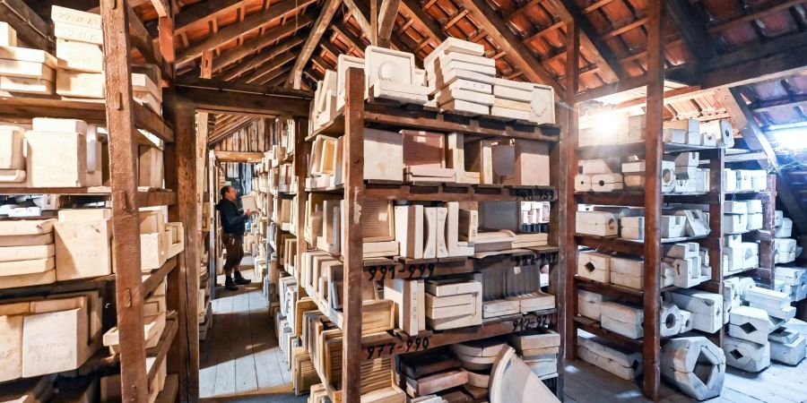 Blick in das Archiv mit Arbeitsformen und Modellen für Ofenkacheln in der Manufaktur von Axel Eisenack.