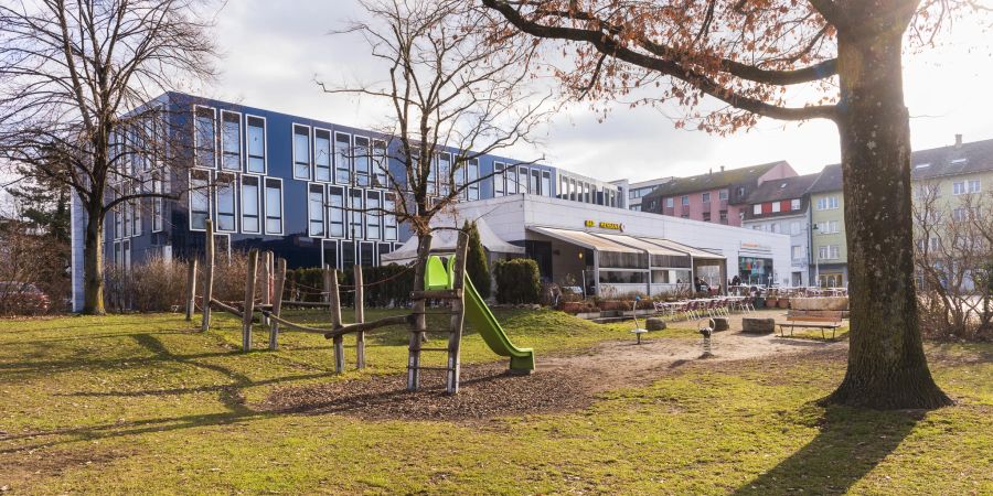 Der Spielplatz vor dem neuen Gemeindehaus in Birsfelden. Das ans Gemeindehaus angrenzende Quartier wird in kommender Zukunft völlig neu gestaltet.