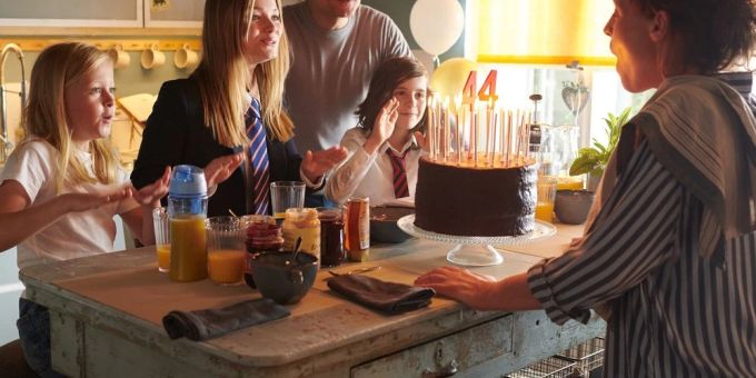 Anna Klettmann (Maria Simon, r.) feiert mit ihrer Familie ihren 44. Geburtstag, wenig später ist sie tot. Anna Klettmann (Maria Simon, r.) feiert mit ihrer Familie ihren 44. Geburtstag, wenig später ist sie tot.