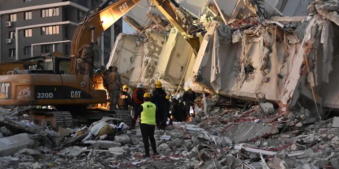 Helfer suchen nach Menschen im Stadtzentrum von Antakya. erdbeben syrien