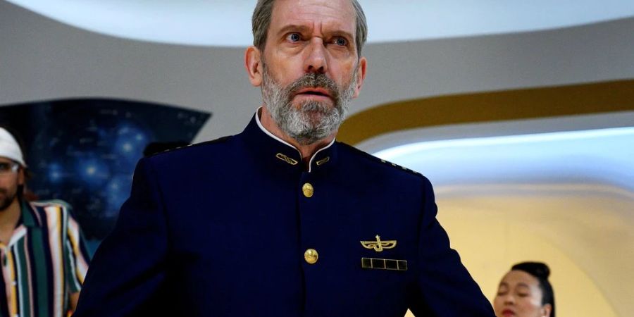 In «Avenue 5» spielte Hugh Laurie Kapitän Ryan Clark.