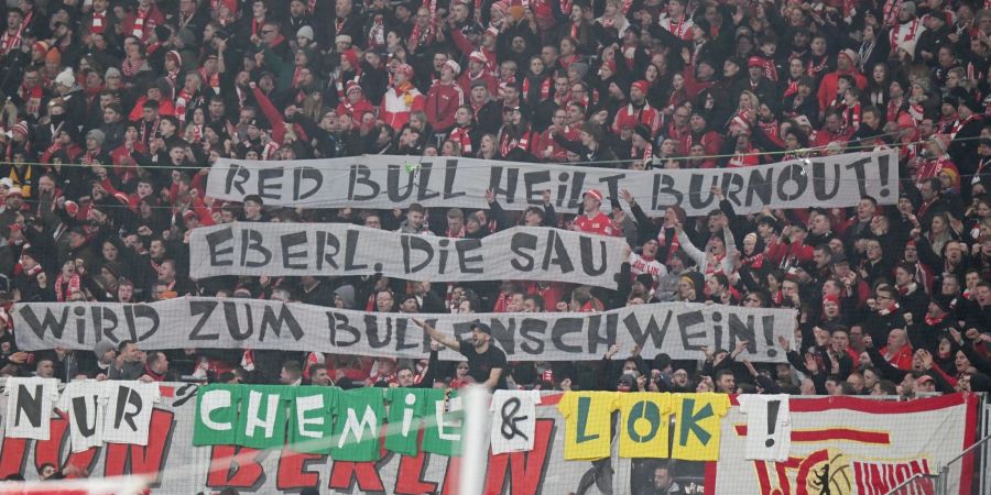 Fans von Union Berlin halten Banner gegen Eberl.