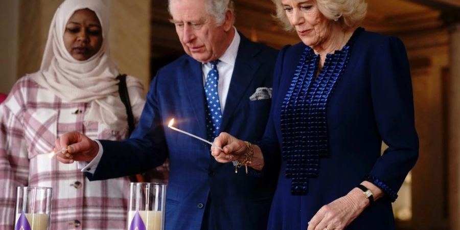 König Charles III. und Camilla zünden im Buckingham-Palast Kerzen für die Holocaust-Opfer an.