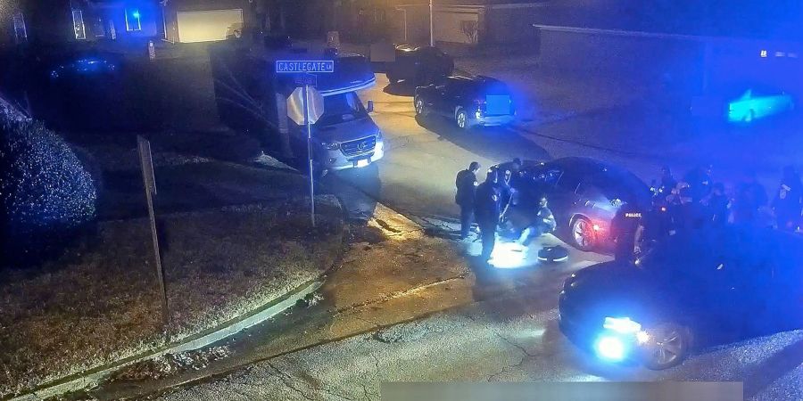 Ein Standbild aus dem von der Stadt Memphis teilweise geschwärzten Video zeigt den brutalen Angriff auf Tyre Nichols durch fünf Polizisten. Die Beamten wurden inzwischen entlassen und wegen Mordes zweiten Grades und anderer Vergehen angeklagt.