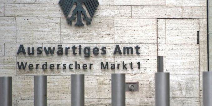 Das Auswärtige Amt erklärt zwei Angehörige der iranischen Botschaft zu unerwünschten Personen. Das Auswärtige Amt erklärt zwei Angehörige der iranischen Botschaft zu unerwünschten Personen.