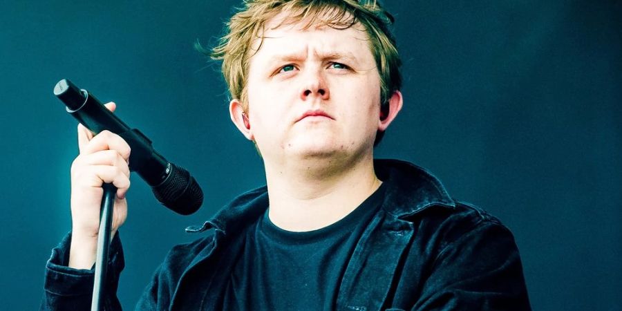 Lewis Capaldi muss seine Stimme schonen.