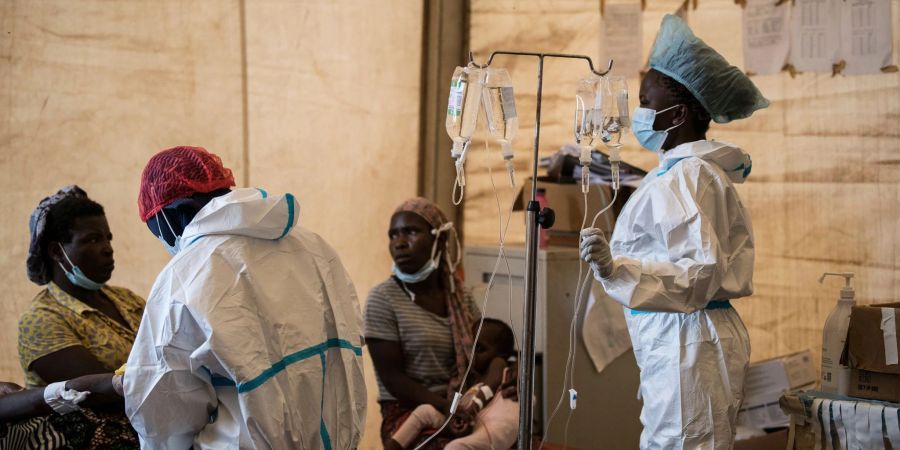 Gesundheitspersonal behandelt Cholera-Patienten in einem Krankenhaus in Lilongwe (Malawi).