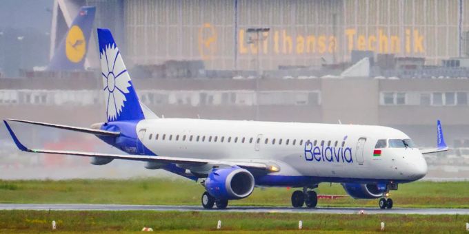 Frankfurt/Main: Eine Maschine der belarussischen Fluggesellschaft Belavia - Belarusian Airlines fährt über die Rollbahn des Flughafen Frankfurt (Archivbild).. Belavia stellt Grossteil der Flüge ein