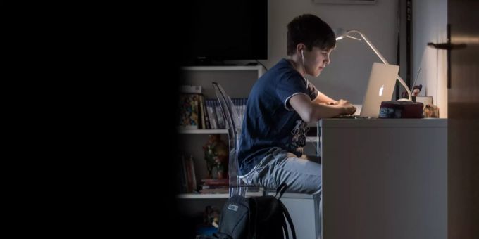 Ein Schüler einer Tessiner Kantonsschule beim Lernen zu Hause Ende März 2020. Homeschooling Coronavirus