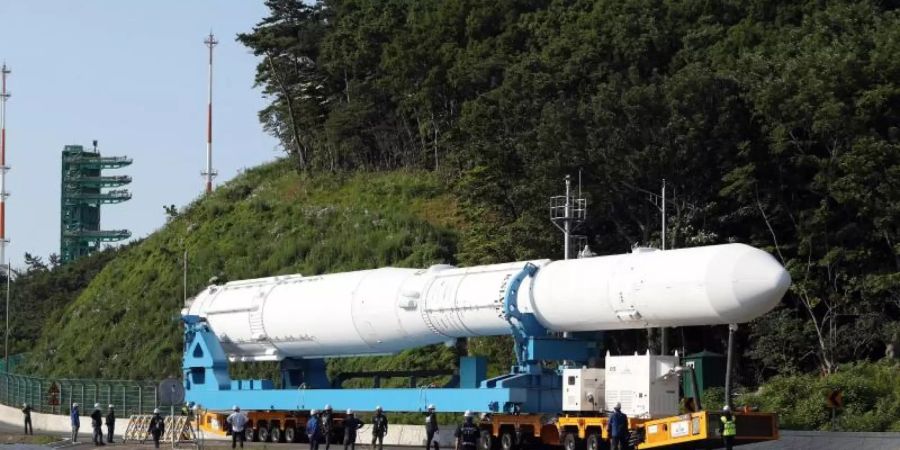 Das zusammengebaute Modell von Südkoreas selbst entwickelter Rakete Nuri wird zur Startplattform des Naro-Raumfahrtzentrums in Goheung transportiert. Foto: YNA/dpa