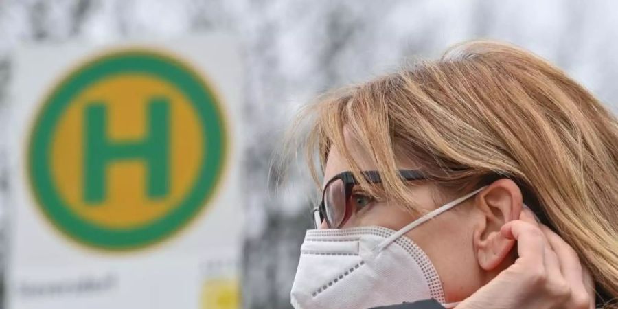 Eine Mund-Nasen-Maske schützt nicht nur vor einer Ansteckung mit Corona. Auch Grippe- oder Noroviren können damit abgehalten werden. Viele Bürger wollen die Maske daher nach der Pandemie weiternutzen. Foto: Patrick Pleul/dpa-Zentralbild/ZB