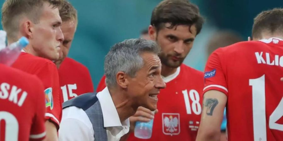 Will als Trainer der polnischen Nationalmannschaft weitermachen: Paulo Sousa (M) spricht zu seinen Spielern. Foto: Igor Russak/dpa