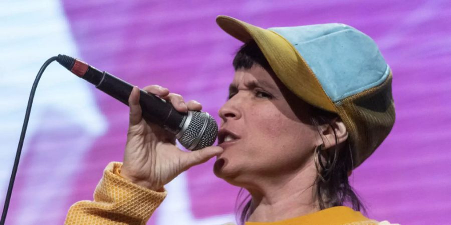 Die Zürcher Rapperin Big Zis ist eine der wenigen Frauen, die ihren Weg in der Schweizer Musikszene machen und sich politisch für die Gleichstellung in der Branche einsetzen. Jetzt soll dieses kulturpolitische Ziel systematisch angegangen werden. (Archivbild)
