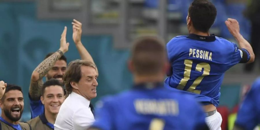 Italiens Matteo Pessina (r) jubelt nach dem Führungstreffer seiner Mannschaft gegen Wales. Foto: Alberto Lingria/POOL Reuters/dpa