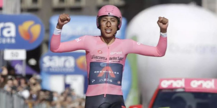 Der Kolumbianer Egan Bernal jubelt bei der Zieleinfahrt über den Gesamtsieg beim Giro d'Italia. Foto: Luca Bruno/AP/dpa