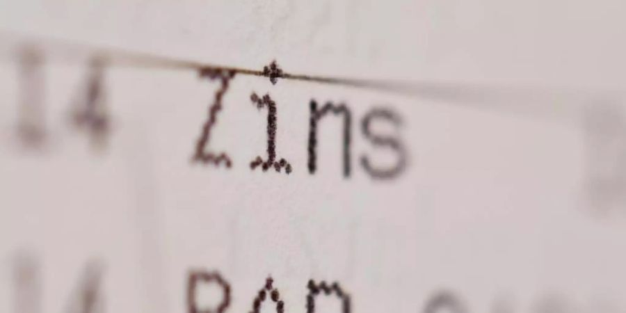 Die Zahl der Kreditinstitute, die Sparern bei Negativzinsen aufbrummen, hat sich einer Studie zufolge innerhalb eines halben Jahres fast verdoppelt. Foto: picture alliance / Daniel Karmann/dpa