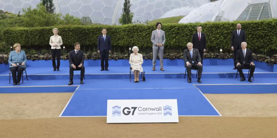 Queen Elizabeth beweist beim G7-Fototermin Humor.