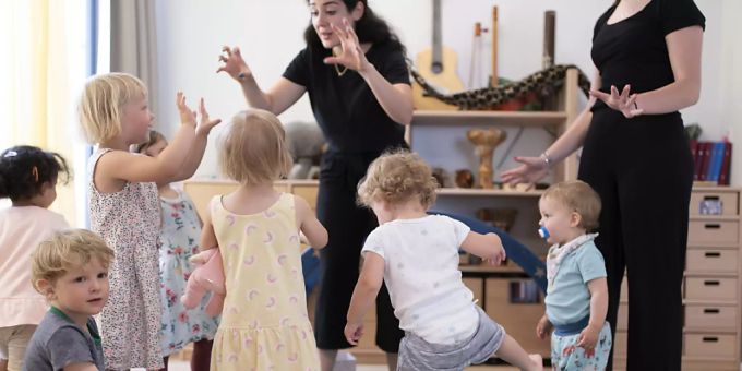 Pro familienextern betreutes Kind und Jahr soll man künftig bis zu 25'000 Franken von den Steuern abziehen können. Das Parlament nimmt einen neuen Anlauf für die bessere Vereinbarkeit von Familie und Beruf. (Themenbild) Kinderbetreuung