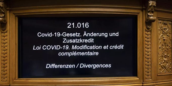 Auch wenn im Parlament teils heftig diskutiert wurde, wurde das Covid-19-Gesetz am Ende deutlich angenommen. (Archivbild) Coronavirus