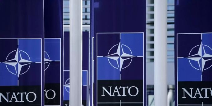 Nato-Banner vor dem Hauptquartier in Brüssel. In Belgien wird US-Präsident Joe Biden erstmals dabei sein. Joe Biden