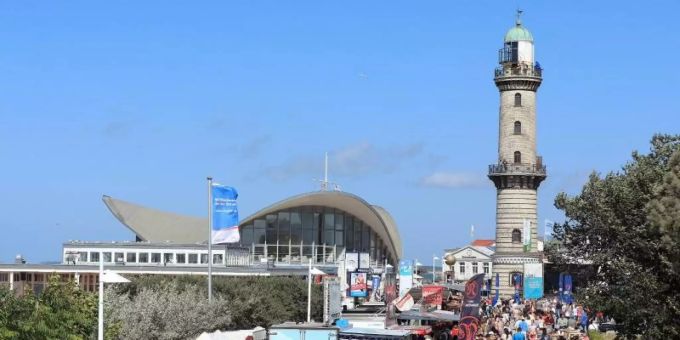 So viel Gedränge soll es bei der Warnemünder Woche diesmal nicht geben. Für die Bummelmeile auf der Promenade ist die Zahl der Buden und Stände verkleinert worden, so dass grössere Abstände eingehalten werden können. Foto: Ove Arscholl/dpa-Zentralbild/dpa/Archiv So viel Gedränge soll es bei der Warnemünder Woche diesmal nicht geben. Für die Bummelmeile auf der Promenade ist die Zahl der Buden und Stände verkleinert worden, so dass grössere Abstände eingehalten werden können. Foto: Ove Arscholl/dpa-Zentralbild/dpa/Archiv