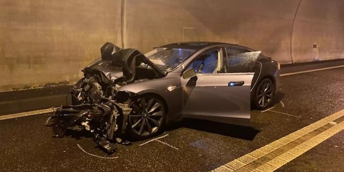Frontalkollision zwischen zwei Personenwagen mit Folgekollision im Eggfluetunnel – zwei Personen verletzt. eggflue tunnel basel landschaft