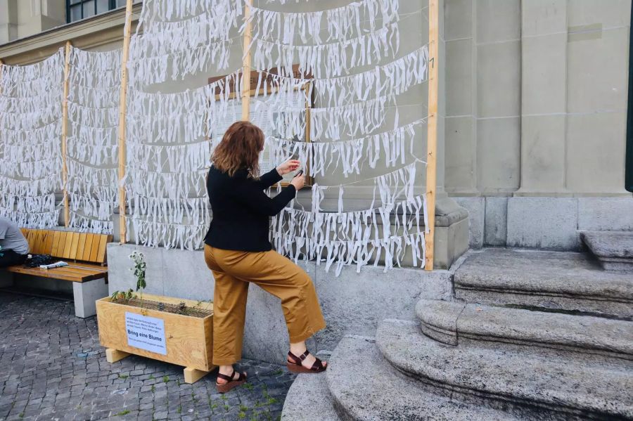 Vor der Heiliggeistkirche in Bern sind auf Papierfetzen die Namen von verstorbenen Personen aufgeschrieben, welche auf ihrer Flucht nach Europa gestorben sind.