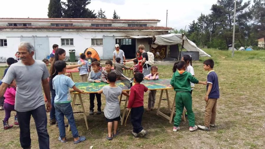 Kinder in einem Lager auf Lesbos spielen Tischtennis.