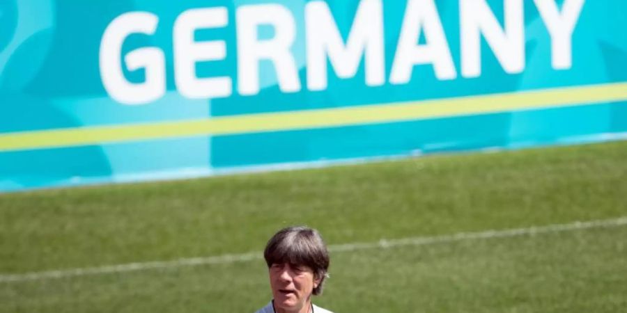 Joachim Löw wird vor dem Abflug nach London noch am taktischen Feinschliff feilen. Foto: Federico Gambarini/dpa