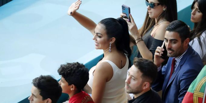 Ronaldos Verlobte Georgina trug ein Mikrofon – mit gutem Grund. Euro 2020