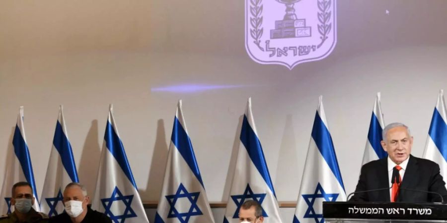 HANDOUT - Benjamin Netanjahu (r), Premierminister von Israel, gibt neben Nadav Argaman, dem Leiter der israelischen Sicherheitsbehörde, Verteidigungsminister Benny Gantz und IDF-Stabschef Aviv Kochavi eine Erklärung ab. Foto: Amos Ben-Gershom/GPO/dpa - ATTENTION: editorial use only and only if the credit mentioned above is referenced in full