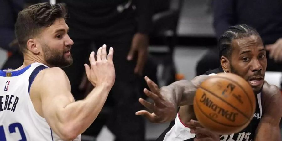 Maxi Kleber (l) und die Dallas Mavericks sind gegen die Los Angeles Clippers ausgeschieden. Foto: Mark J. Terrill/AP/dpa