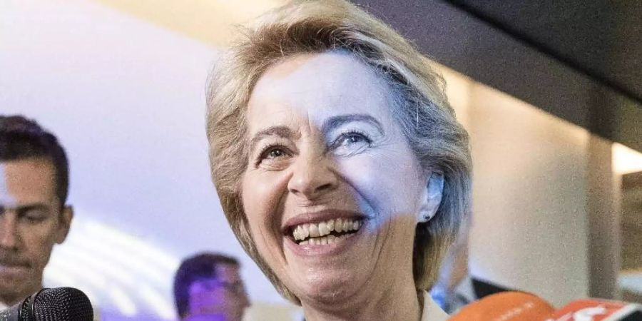 Ursula von der Leyen, zukünftige Präsidentin der Europäischen Kommission, beantwortet Fragen von Journalisten im Rahmen einer Debatte im Eu-Parlament. Foto: Jean-Francois Badias/AP