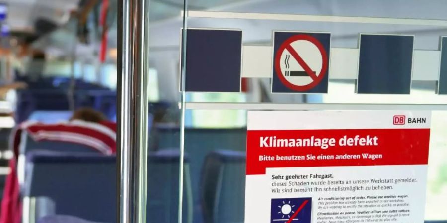 «Klimaanlage defekt» steht auf dem Aufkleber an einer Tür im ICE 1006 von München nach Berlin. Foto: Martin Schutt