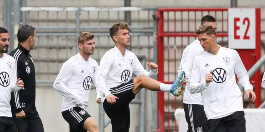 Im Stadion des FC St. Pauli durfte Ex-HSV-Stürmer Waldschmidt die ersten Schritte im Kreis der Nationalelf machen. Foto: Christian Charisius