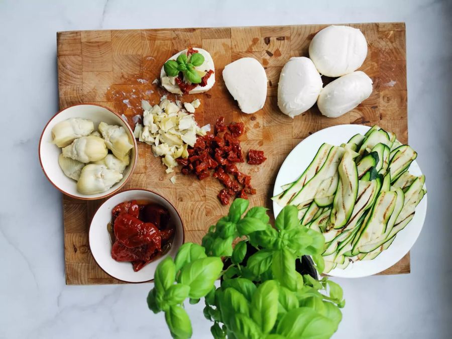 Die Zubereitung der gefüllten Mozzarella-Kugeln ist ganz einfach und benötigt nur wenige Zutaten.