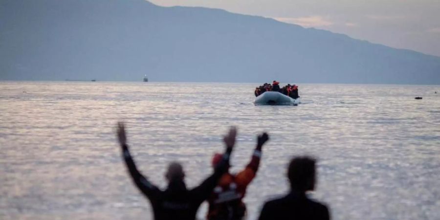 Flüchtlinge kommen in einem Schlauchboot aus der Türkei auf der griechischen Insel Lesbos an. Foto: Kay Nietfeld