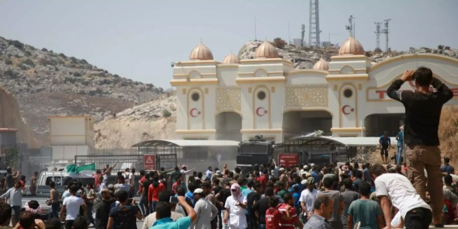 Demonstranten am Grenzposten Bab al-Hawa