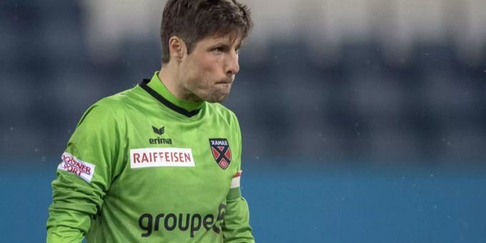 Laurent Walthert (Neuchatel Xamax) freut sich für Stéphane Henchoz. Laurent Walthert Neuchatel Xamax