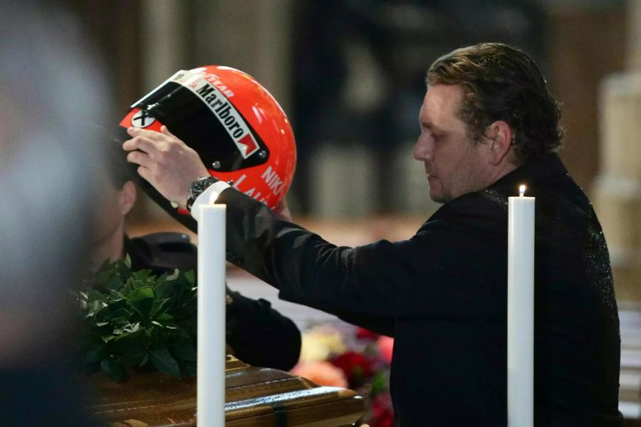 Sohn Lukas Lauda legte den Helm des dreifachen Formel-1-Weltmeisters auf den Sarg.