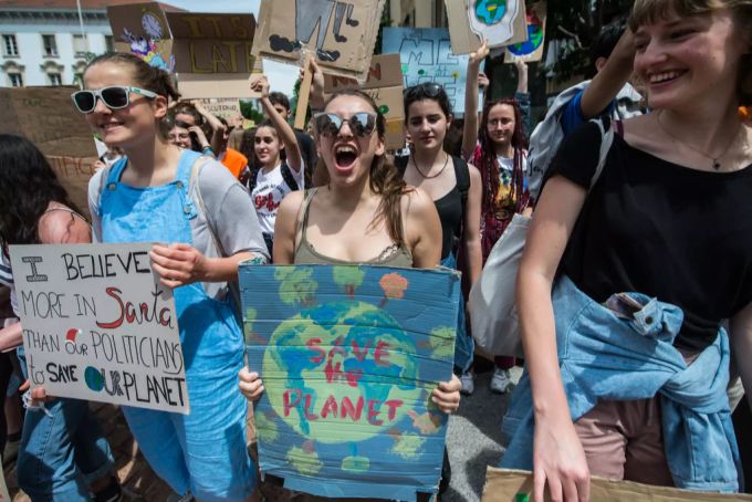 Menschen demonstrieren am internationalen Klimastreiktag in Bellinzona. Klima