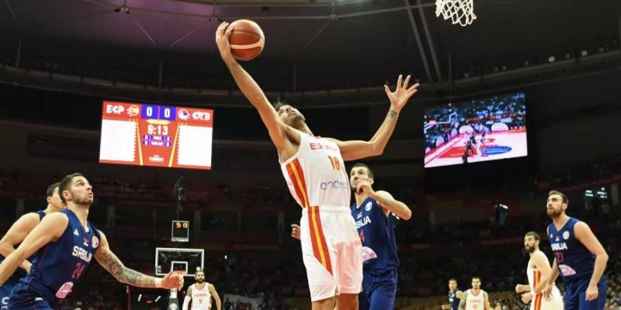 Spaniens Pierre Oriola (M) wirft einen Korb. Für die spanische Auswahl war es der fünfte Sieg im fünften Spiel. Foto: Cheng Min/XinHua