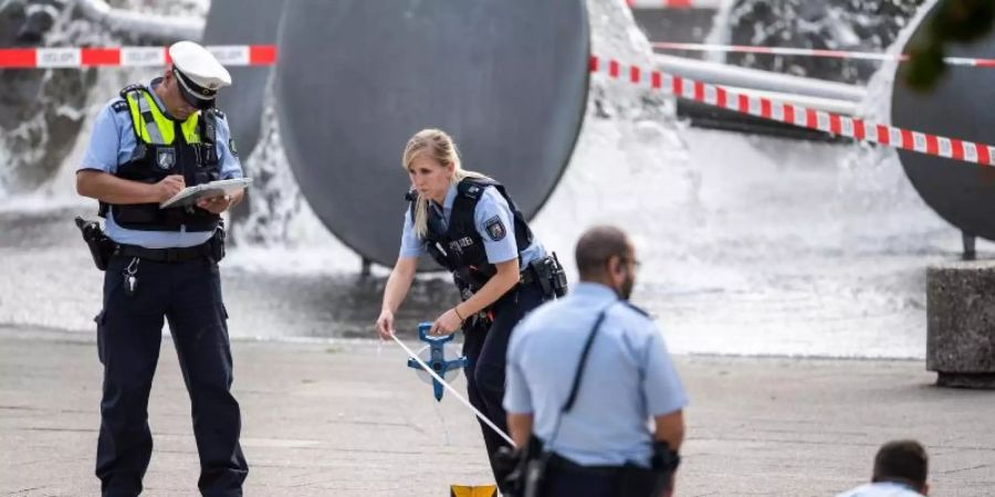 Polizisten sichern auf dem Ebertplatz Spuren. Foto: Marius Becker