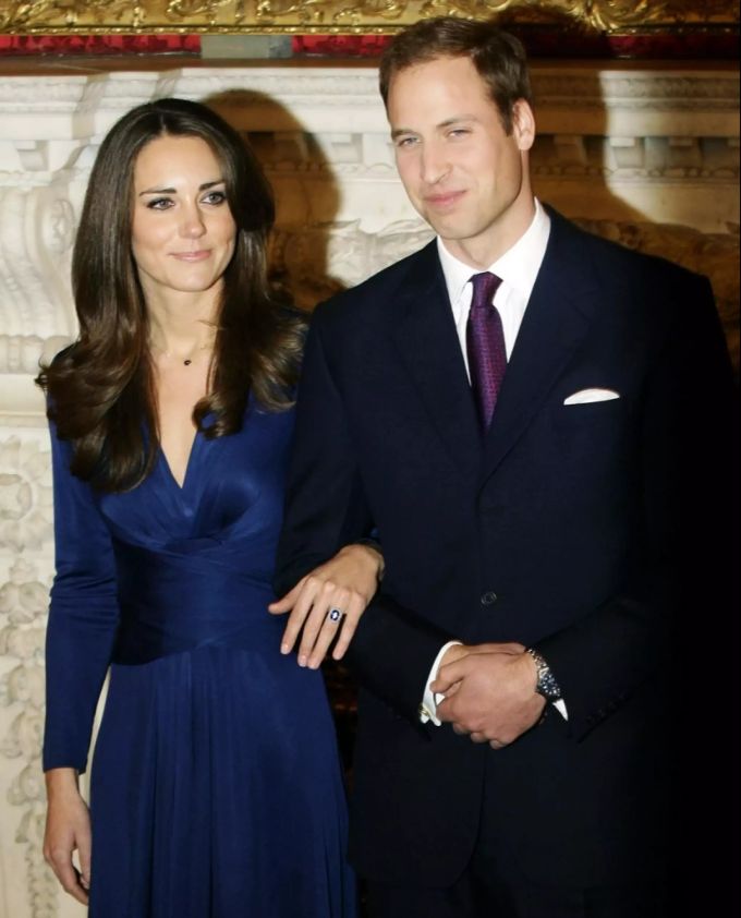 Kate und William geben 2010 ihre Verlobung bekannt. An Kates Finger funkelt der weissgoldene Saphir-Ring. meghan markle