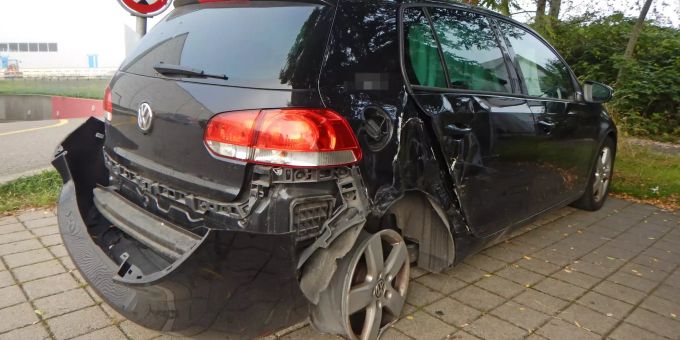 Der Unfallverursacher fuhr mit dem stark beschädigten Auto nach Frauenfeld. Ohne Führerausweis verunfallt