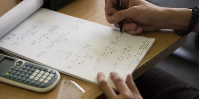 Ein Schüler löst Matheaufgaben - damit haben offenbar viele Jugendliche grosse Schwierigkeiten. Mathe Aufgaben
