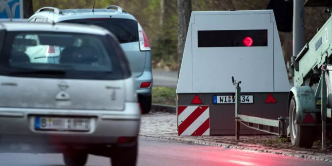 Der Mann bearbeitete den Blitzer mit einem Akkubohrer (Symbolbild). Ein Auto fährt an einem mobilen Blitzwagen vorbei.