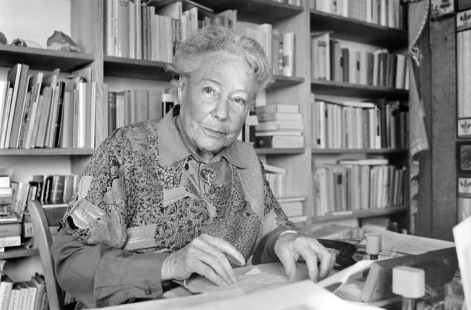 Die Schweizer Kabarettistin Elsie Attenhofer sitz am 15.02.89 in ihrem Büro in Bassersdorf ZH. Elsie Attenhofer