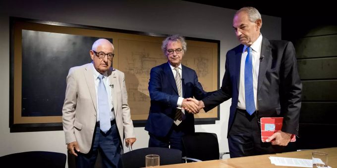 Holocaust-Opfer Salo Muller (L), Vorsitzender Job Cohen (C) und Präsident des NS Roger van Boxtel (R) während einer Präsentation am 26. Juni 2019 in Utrecht. niederländische bahn